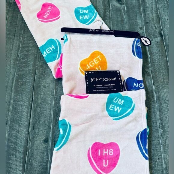 Betsey Johnson Anti Valentine Hearts Plush Throw Blanket - Picture 1 of 3